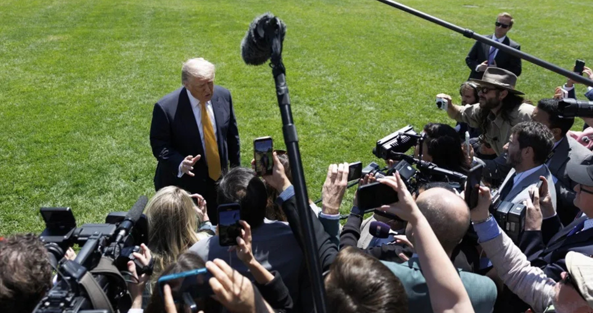 Imagen de archivo del presidente de EEUU, Donald Trump, hablando con los medios
