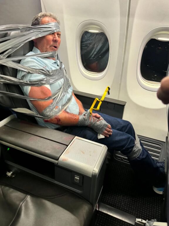 Pasajero amarrado en avión