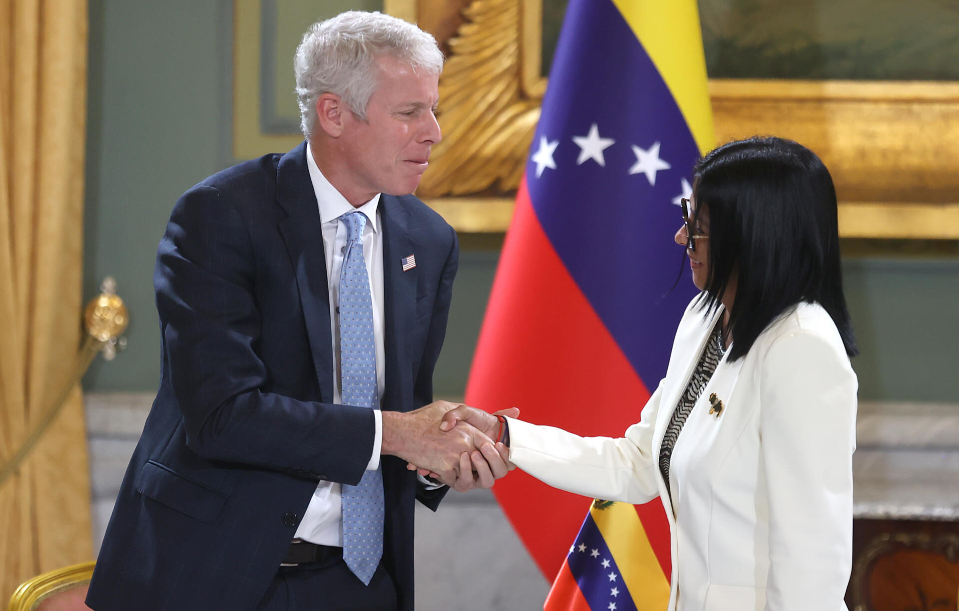 La presidenta encargada de Venezuela, Delcy Rodríguez (d), saluda al secretario de Energía de EEUU, Chris Wright