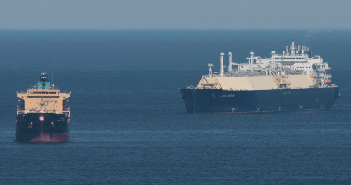 El barril de petróleo sigue bajo presión tras nuevo intercambio de ataques entre EEUU e Irán