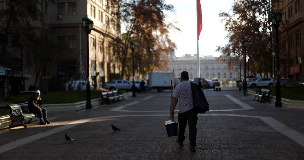 Persona caminando por una calle de Santiago