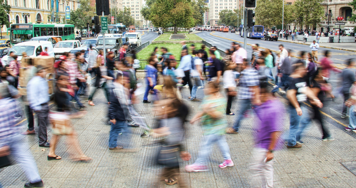 Personas caminando por calle de Santiago