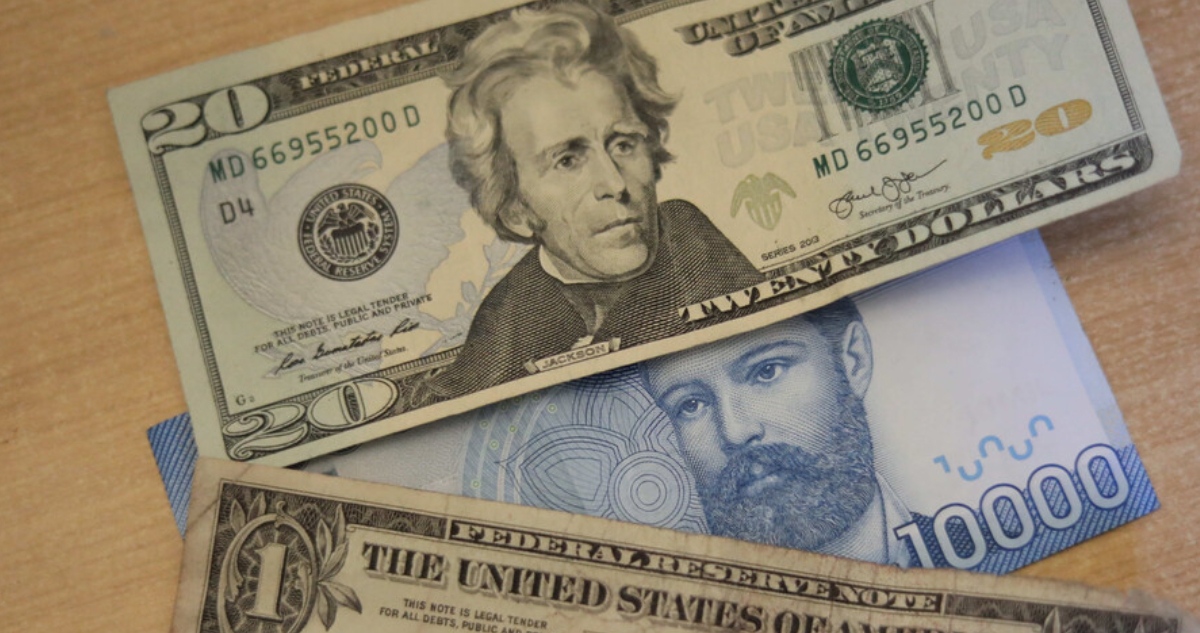 El peso chileno pierde terreno ante un dólar fortalecido y que se dispara hacia los $960