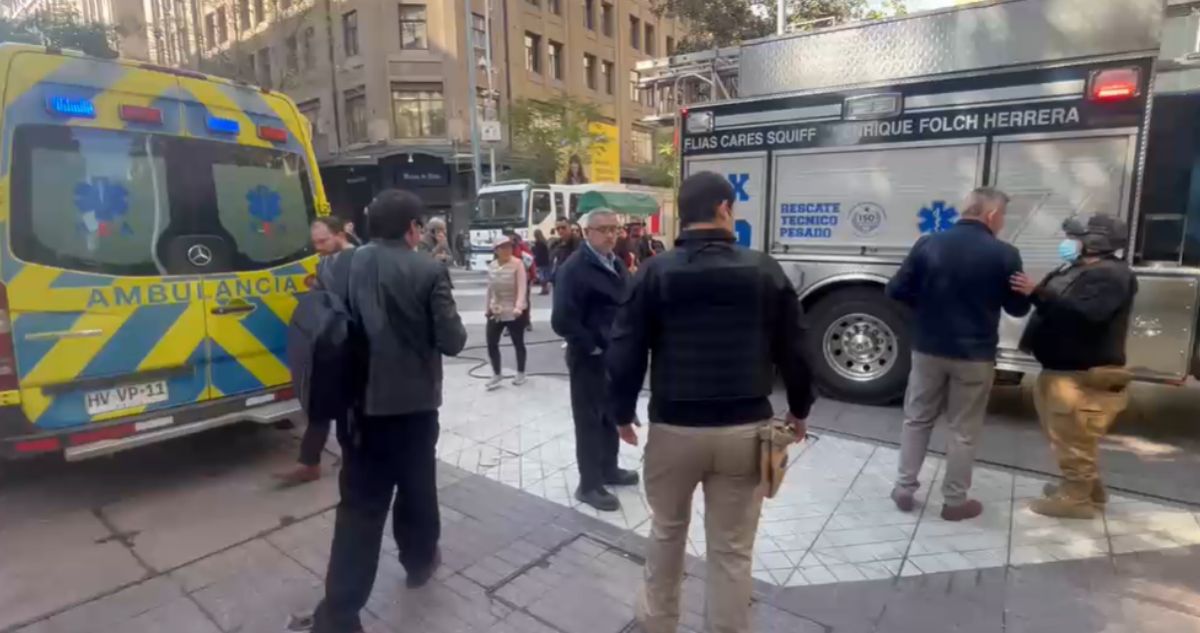 Emergencia química en el centro de Santiago: evacuan edificio por presencia de cianuro