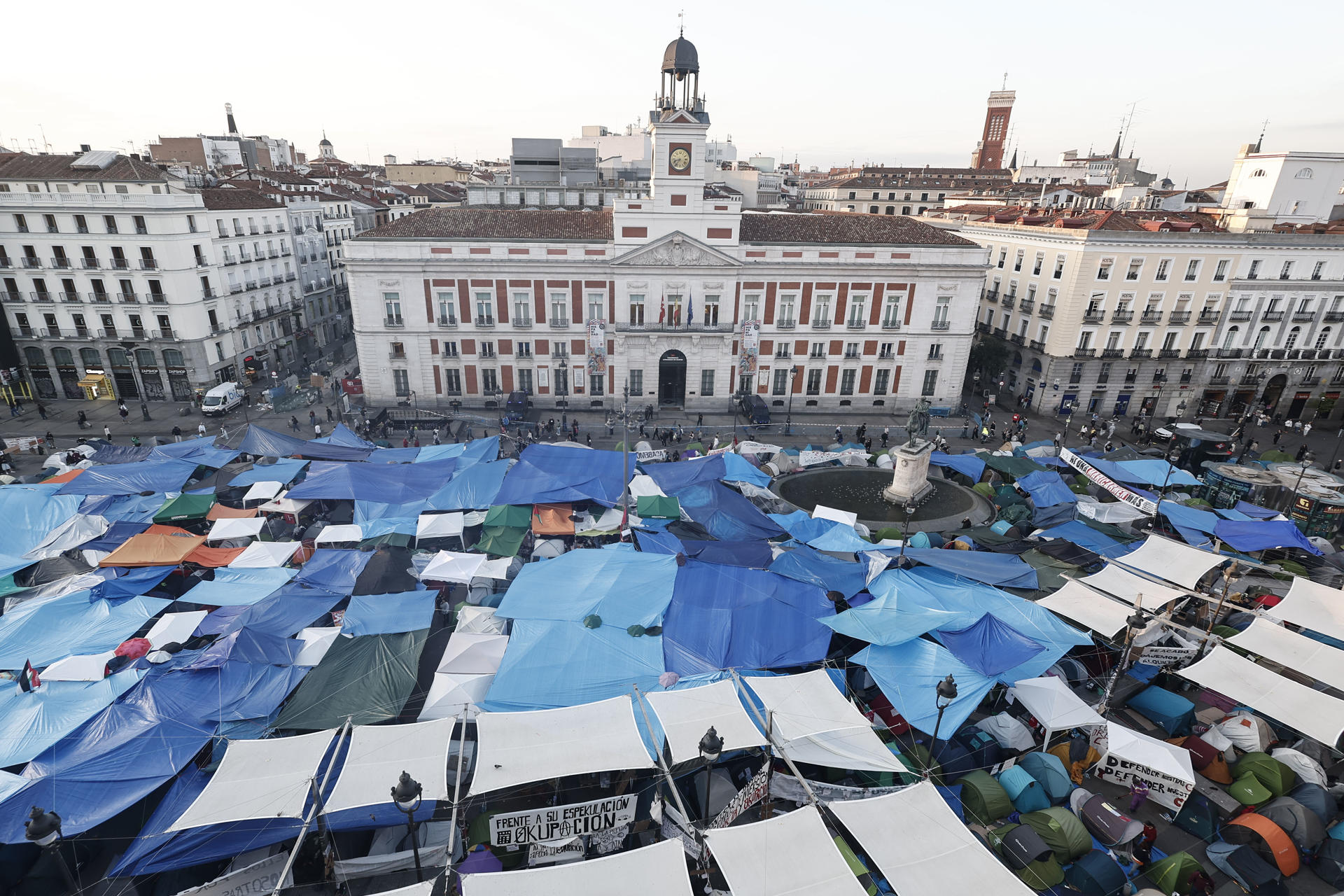 Tiendas de campaña en las que han amanecido los más de mil acampados este martes en la Plaza del Sol