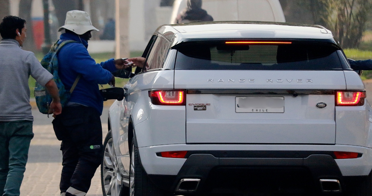 “Mafias” de estacionadores ilegales: Araya (REP) apunta a “una forma de operar del crimen organizado”