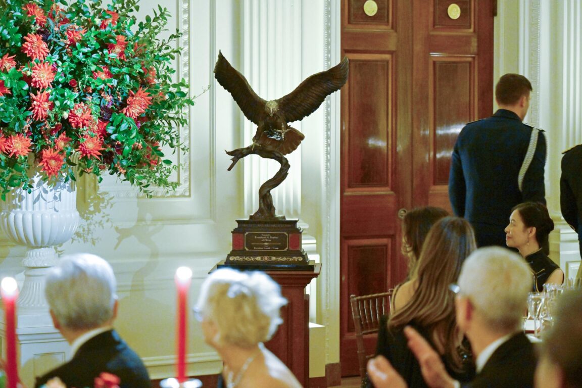 Estatua de una águila calva que Trump regaló a Xi 