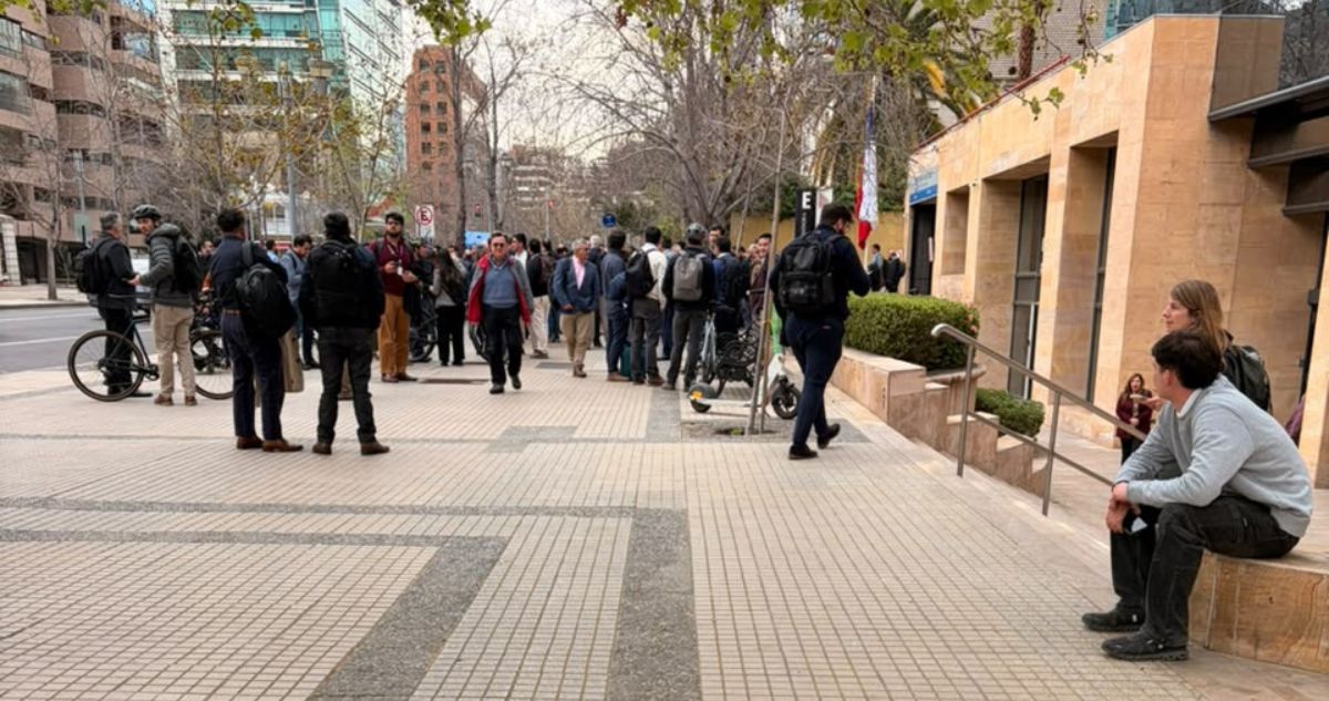 Evacúan edificios por aviso de bomba en sector de centro cultural Las Condes: GOPE ya revisa el lugar