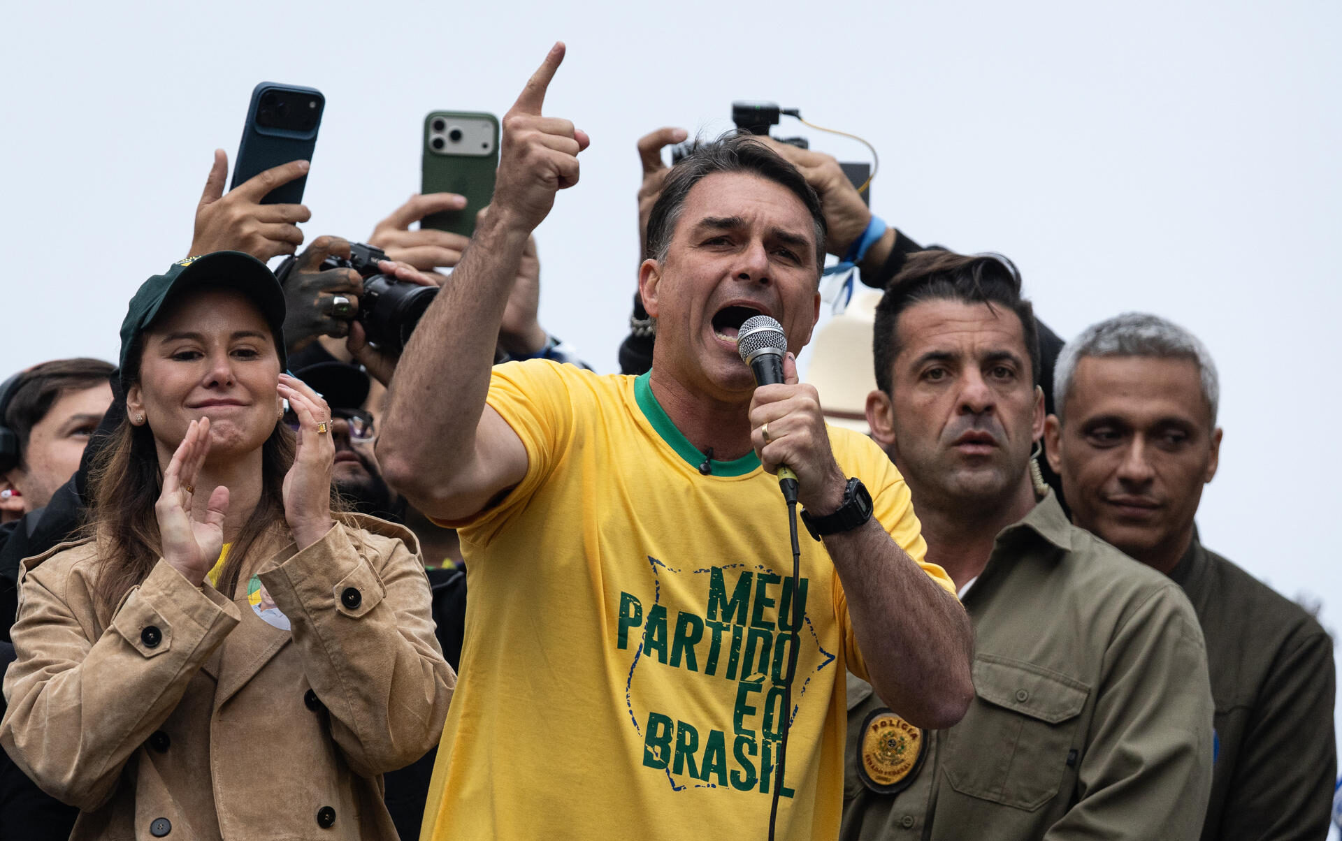 El candidato a la Presidencia de Brasil, Flávio Bolsonaro, hablando en un acto en Sao Paulo