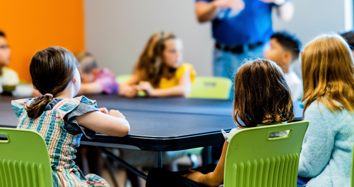 Niños participando en conversación en un colegio.