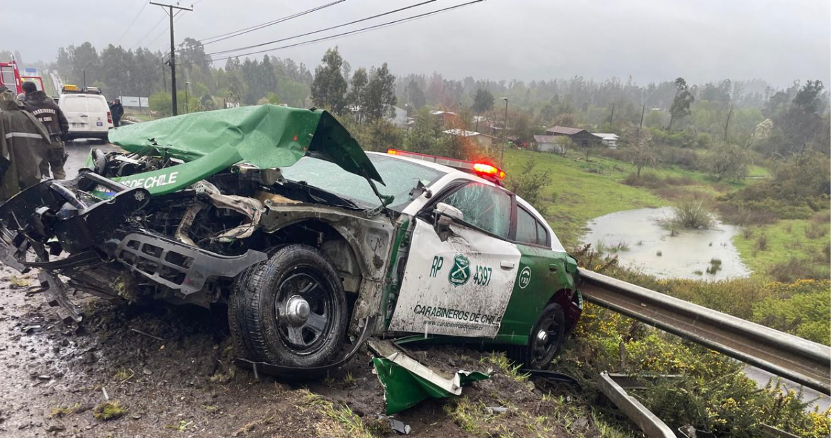Patrulla de Carabineros volcó y quedó al borde de barranco en accidente en Licanco
