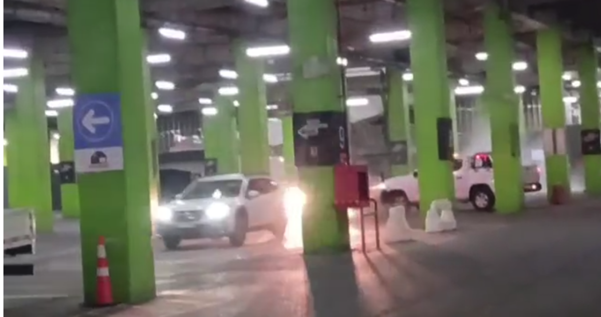 Delincuentes ejecutan robo a tienda París en Mall Plaza Trébol: hubo persecución en estacionamientos