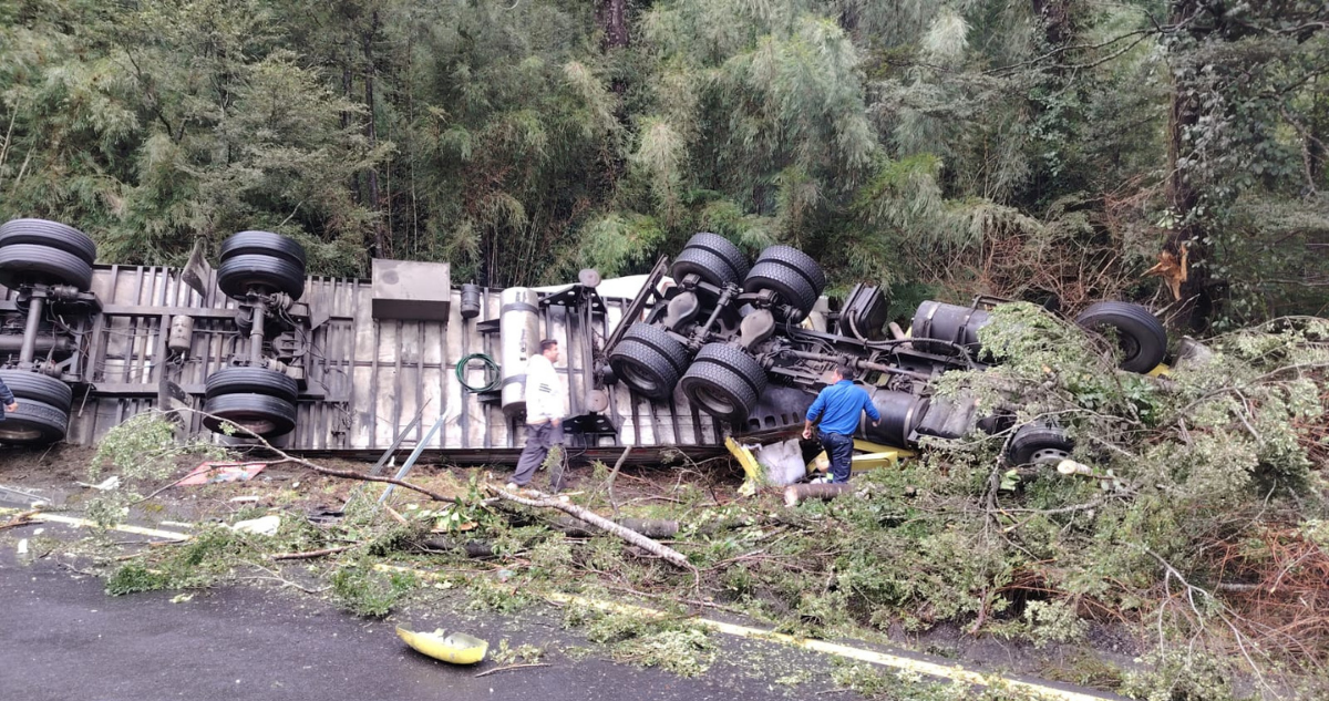 Conductor queda con varias fracturas tras volcar camión en cercanías del complejo Cardenal Samoré
