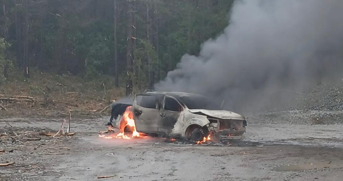 Ataque incendiario en Collipulli: queman camioneta en zona rural cercana a predios forestales