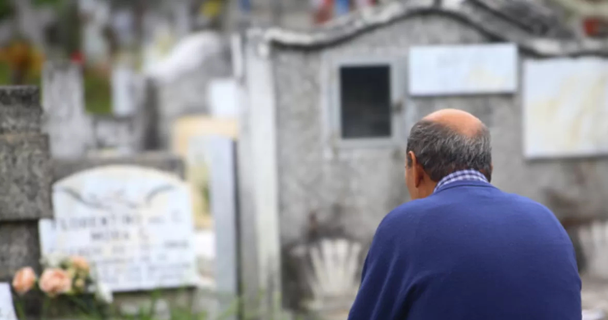 Fue declarado fallecido por error y tiene una tumba a su nombre: hombre lleva 5 años “muerto en vida”