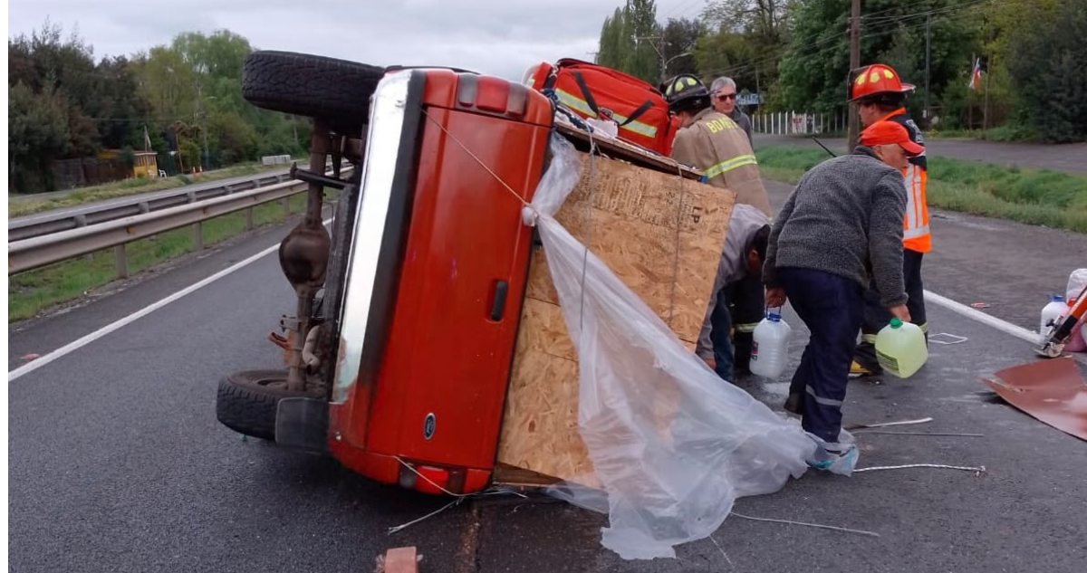Volcamiento obliga a suspender tránsito en Ruta 5 Sur a la altura de Ñiquén