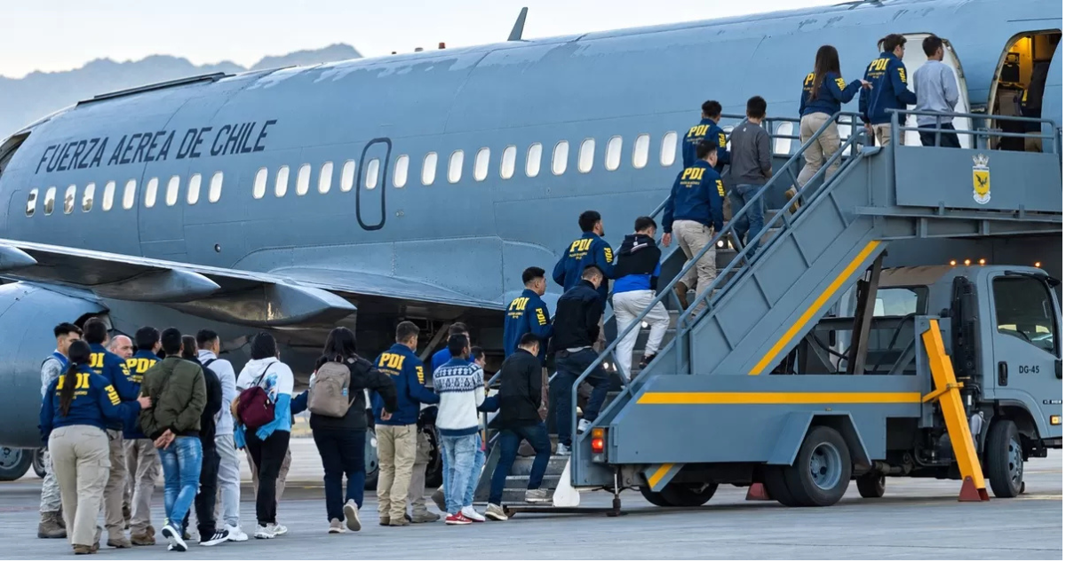 Expulsan a 40 extranjeros en vuelo chárter y cifra llega a 1.468 personas durante administración Kast