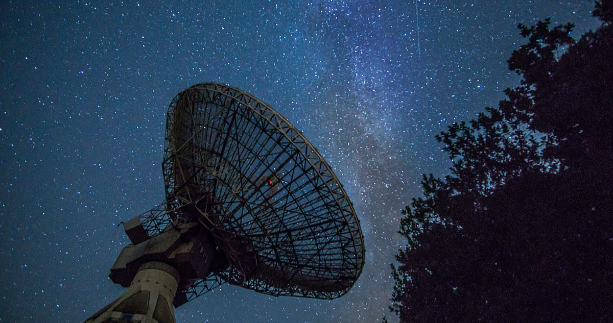 Foto de una antena para ilustrar nota sobre la señal de radio de un exoplaneta