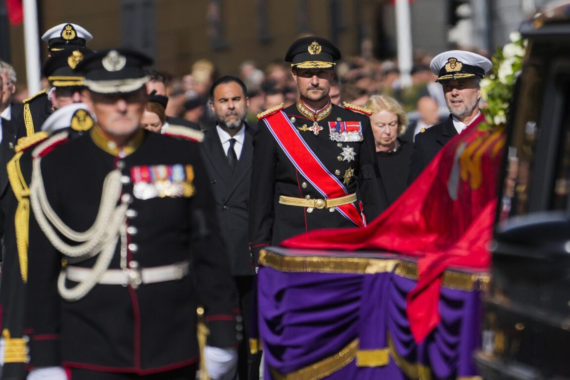 El rey Haakon VIII de Noruega camina tras el féretro de su difunto padre, el rey Harald V