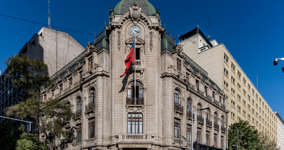 Gobierno de Santiago cae 3,23 puntos en transparencia: en 2025 llegaron al 99,9% de cumplimiento