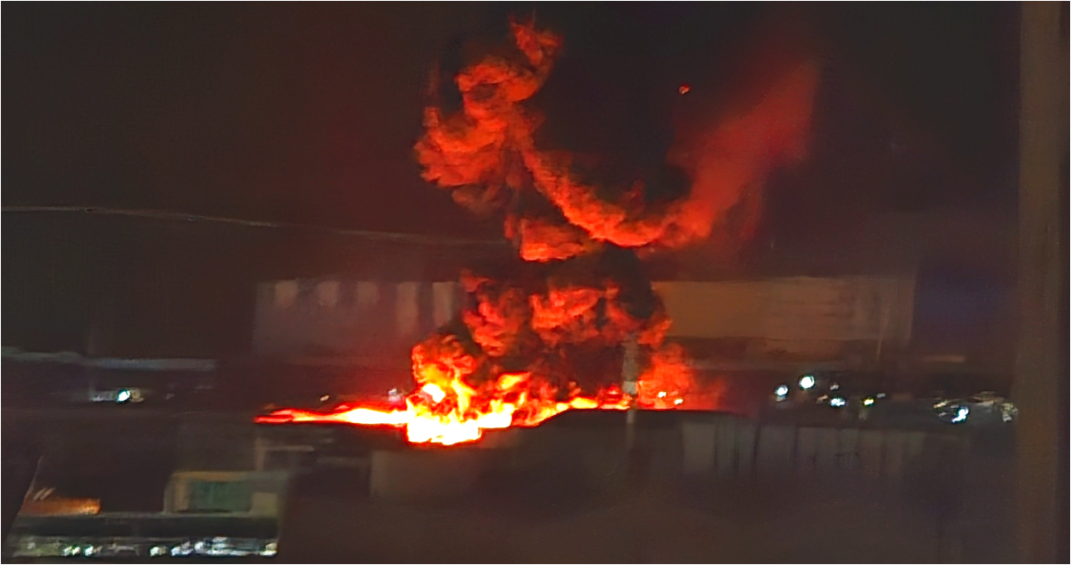 Gran incendio consume galpones de ropa europea en dependencias de la Zofri en Iquique
