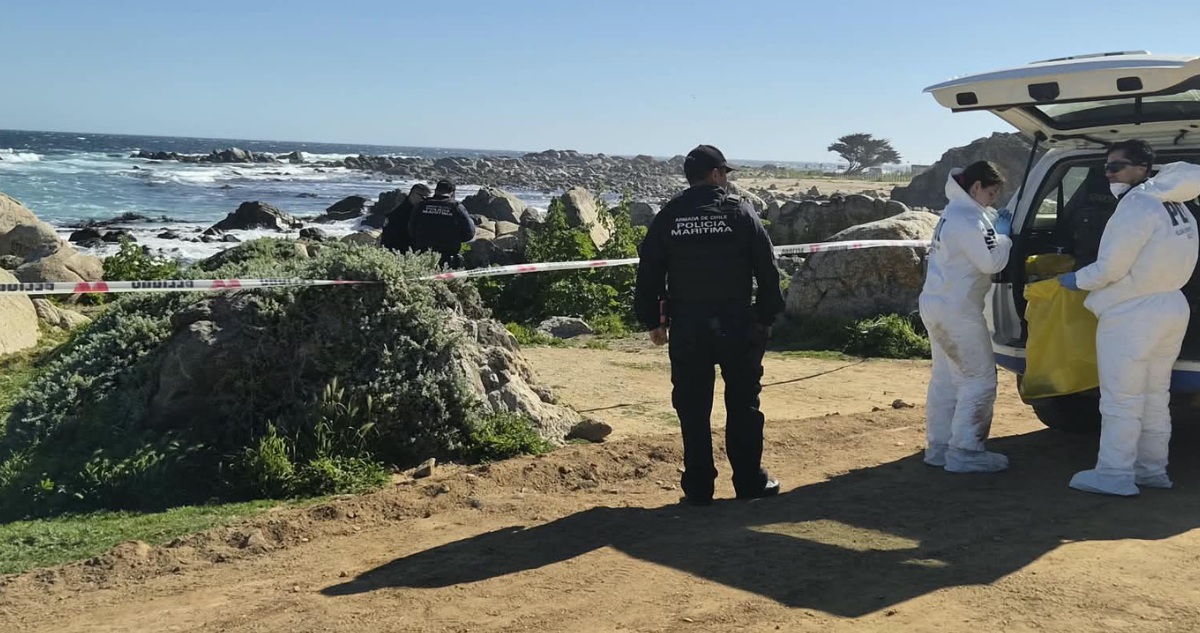 Encuentran cadáver de mujer en roqueríos de Playa Siete Reales de El Tabo