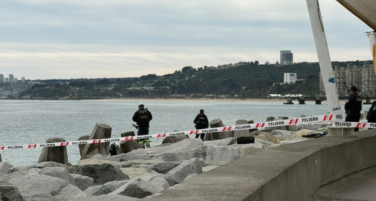 Hallan cadáver en roqueríos cercanos a avenida Perú de Viña del Mar