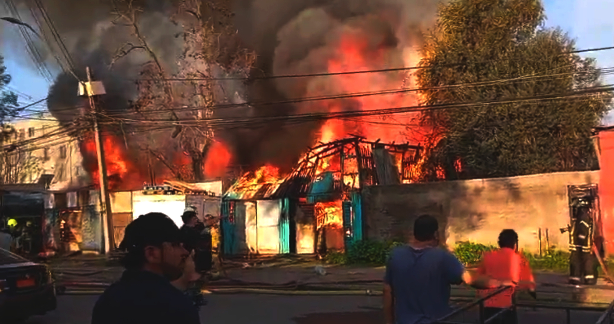 Hombre con síndrome de Diógenes desaparecido en incendio que movilizó a 150 bomberos en Quinta Normal