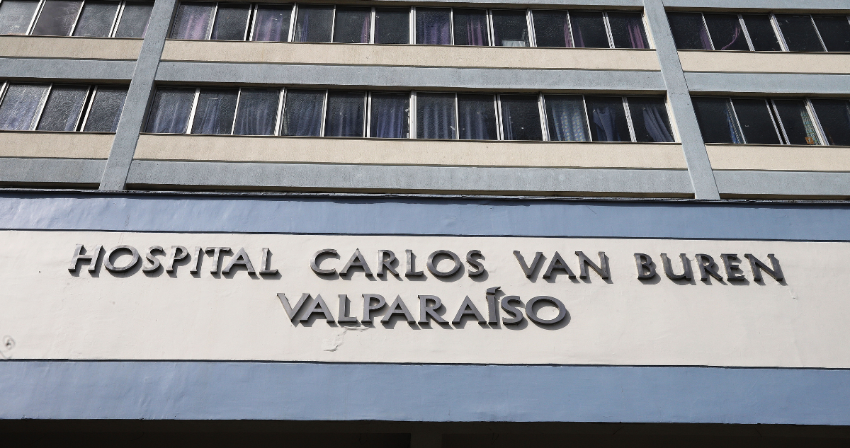Ambulancia fue escoltada hasta hospital: hombre queda en riesgo vital tras ser apuñalado en Valparaíso