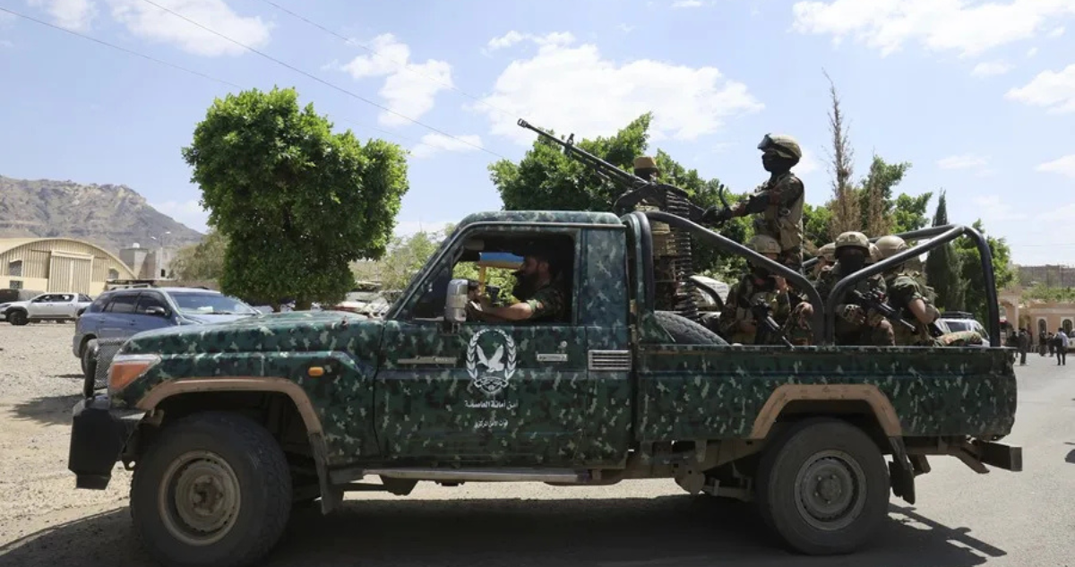 Imagen de archivo de combatientes hutíes viajando en una camioneta en Saná, Yemen