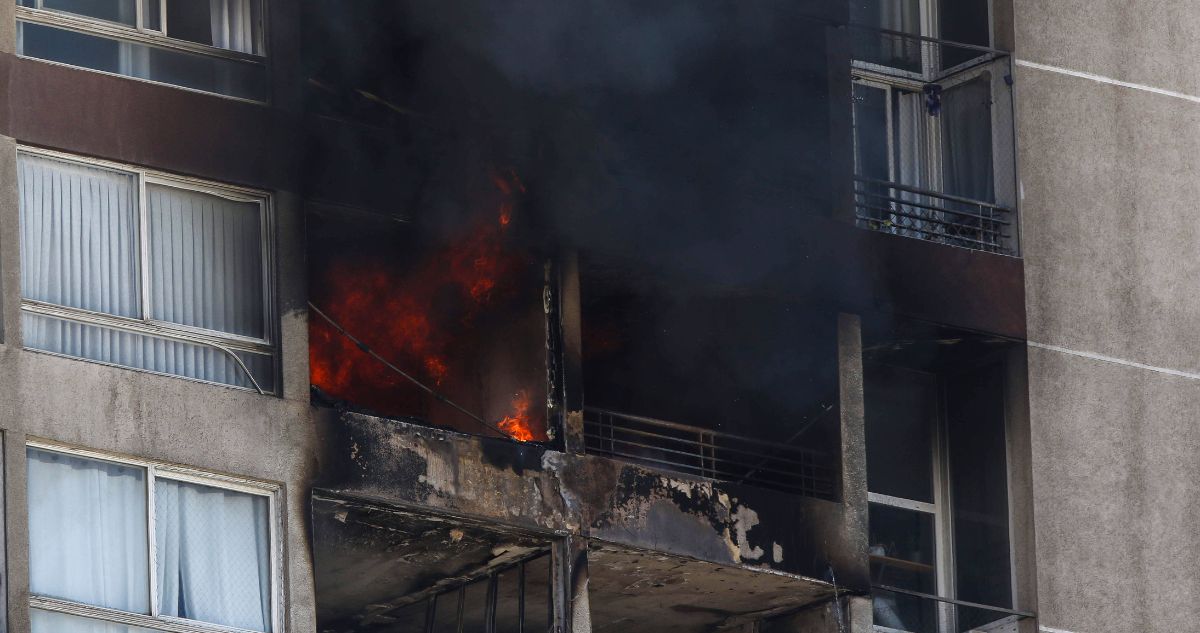 Incendio afecta departamento en piso 15 de edificio en pleno centro de Santiago