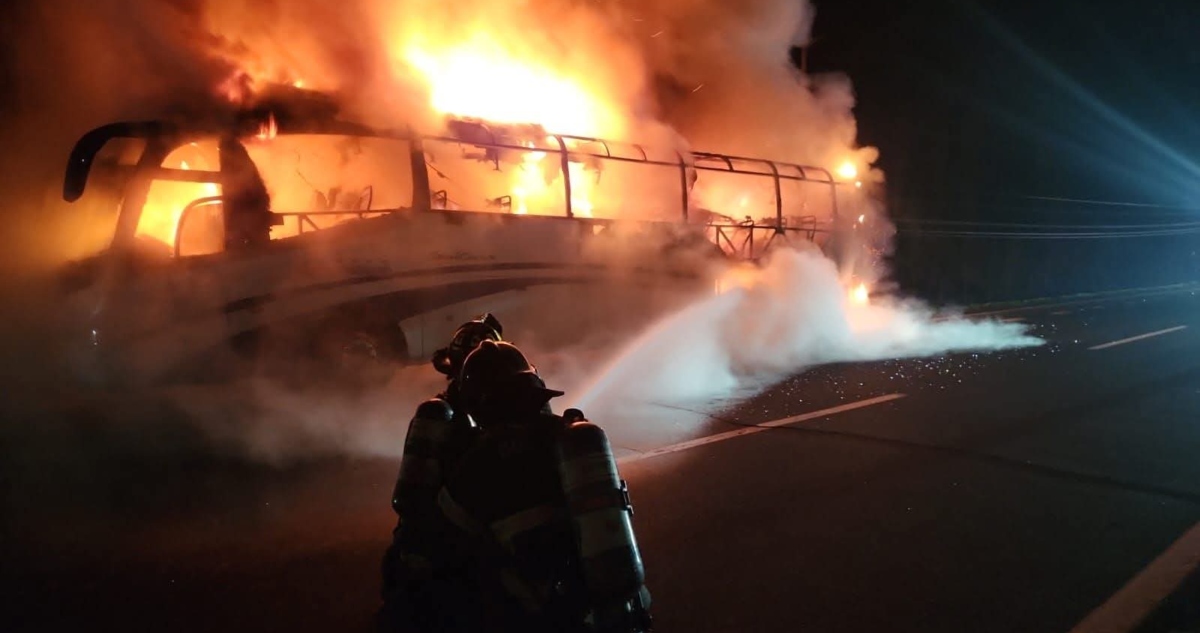 Pasajeros lograron salir de bus que se incendió en Ruta 5 Sur en Cabrero