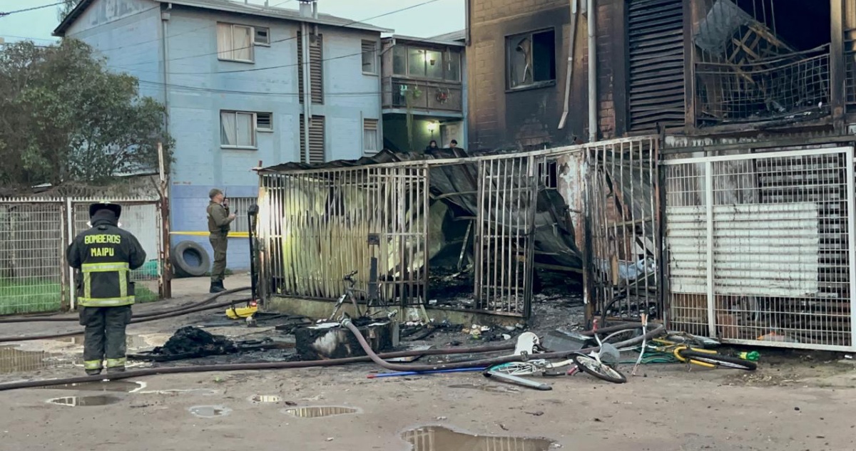 Dos muertos deja incendio en Cerrillos: hubo incidentes entre vecinos