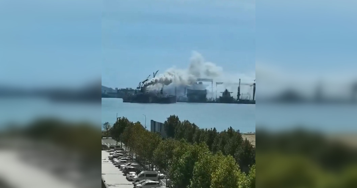 buque incendiándose