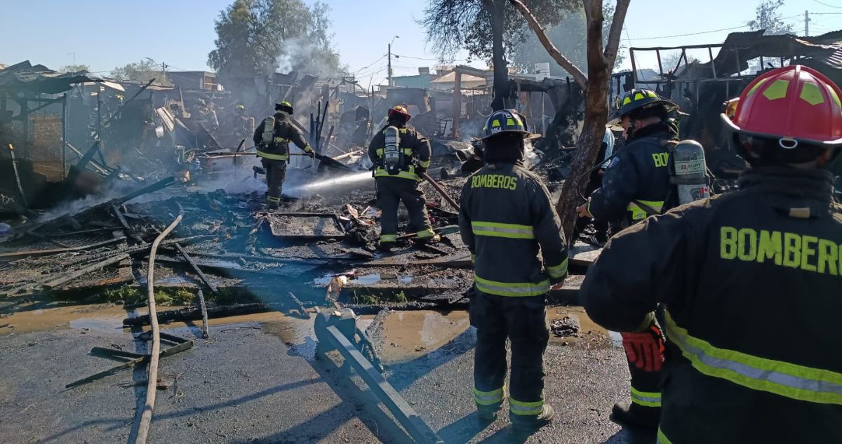 Incendio en campamento de San Bernardo deja al menos 70 viviendas y 280 personas afectadas