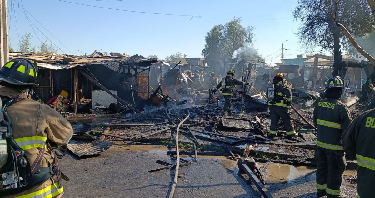 Incendio en campamento de San Bernardo deja al menos 70 viviendas y 280 personas afectadas