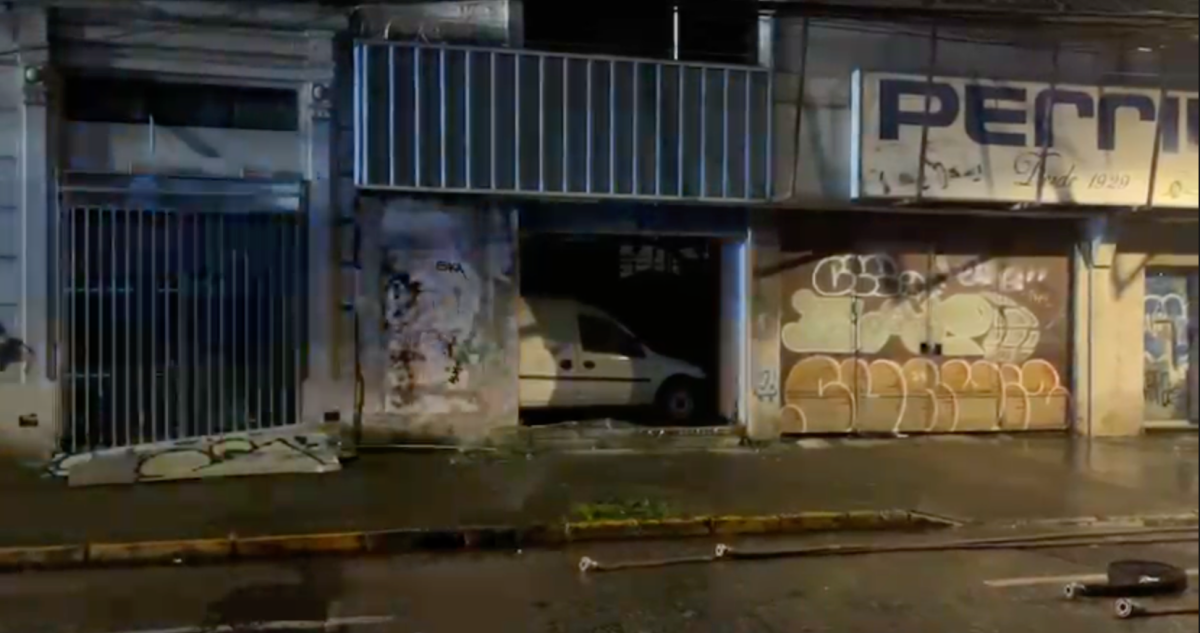 Local comercial abandonado se quema en el centro de Concepción