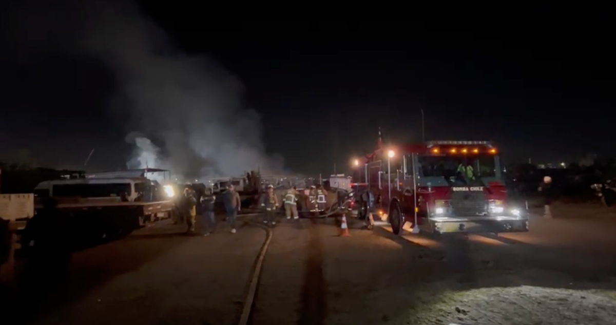 Al menos dos viviendas y una caballeriza destruidas deja incendio en campamento de Maipú