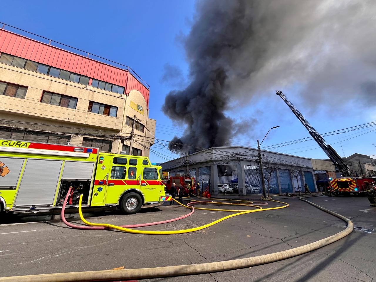 Incendio en bodega provoca densa columna de humo en Santiago