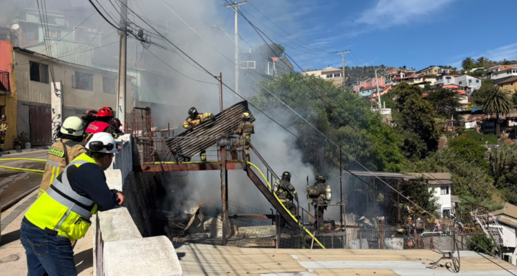 Una vivienda destruida y una persona con quemaduras deja incendio en Cerro Mariposas de Valparaíso