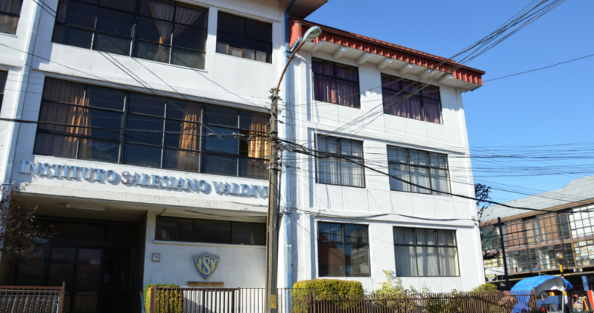 Ingresan recurso judicial contra Instituto Salesiano por sancionar a alumno con pelo largo