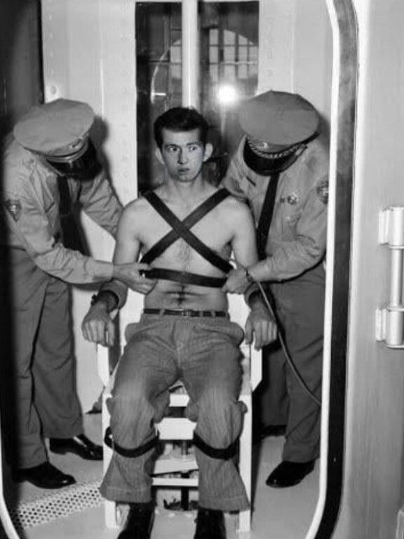 Jack Graham es atado en la cámara de gas 