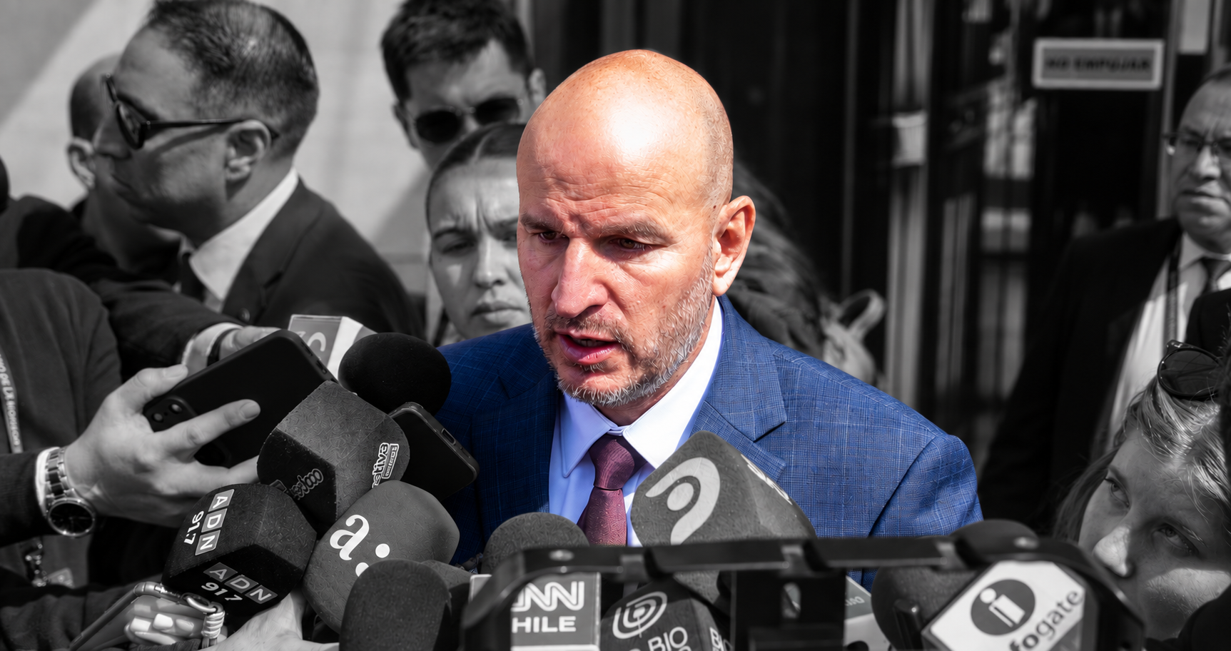 Embajador de EEUU recula y confiesa que no tiene datos que vinculen a izquierda con estallido social