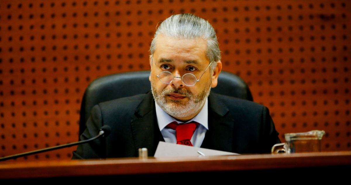 Tras primer revés: TC admite recurso de juez Urrutia y suspende su proceso de remoción