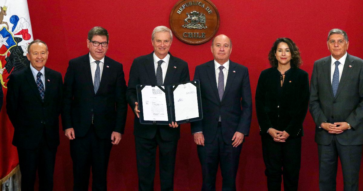 Kast firma proyecto para extender ciertos beneficios ante alza sostenida de los combustibles