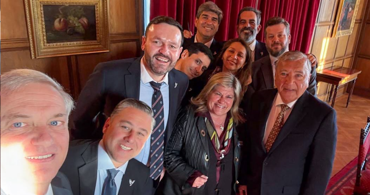 Kast da una señal a su derecha y ratifica que habrá indultos a exuniformados pero no compromete fechas