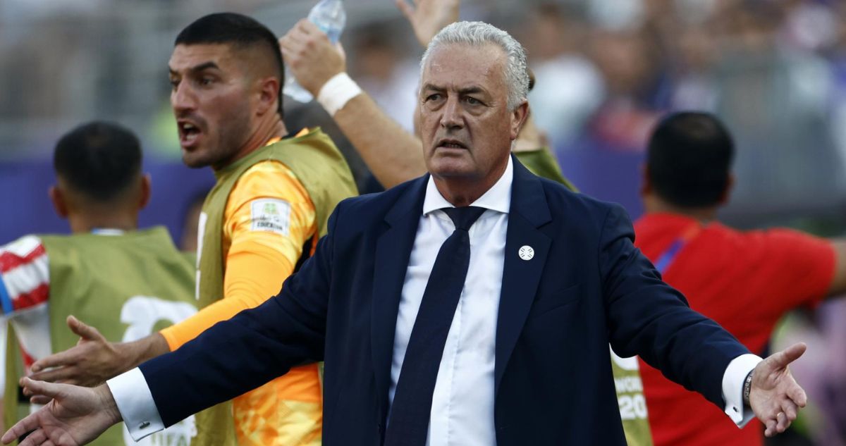Gustavo Alfaro asoma como opción para La Roja tras no renovar con Paraguay.