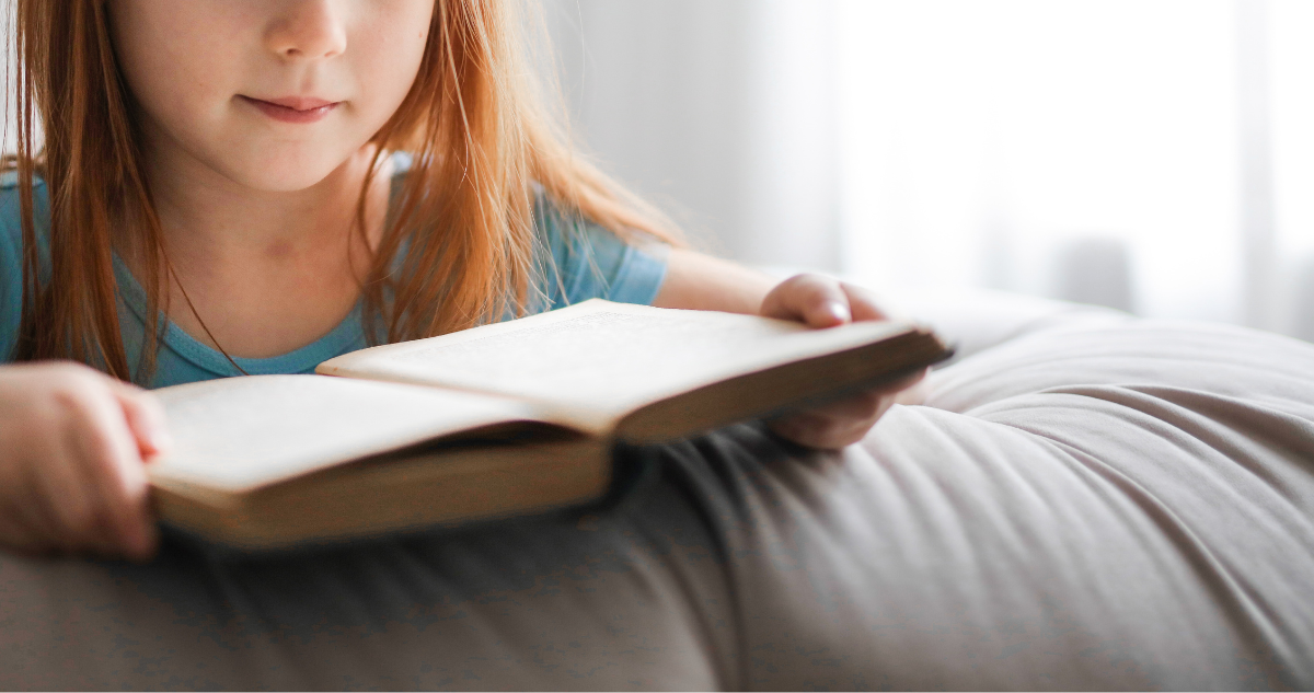 Niña leyendo