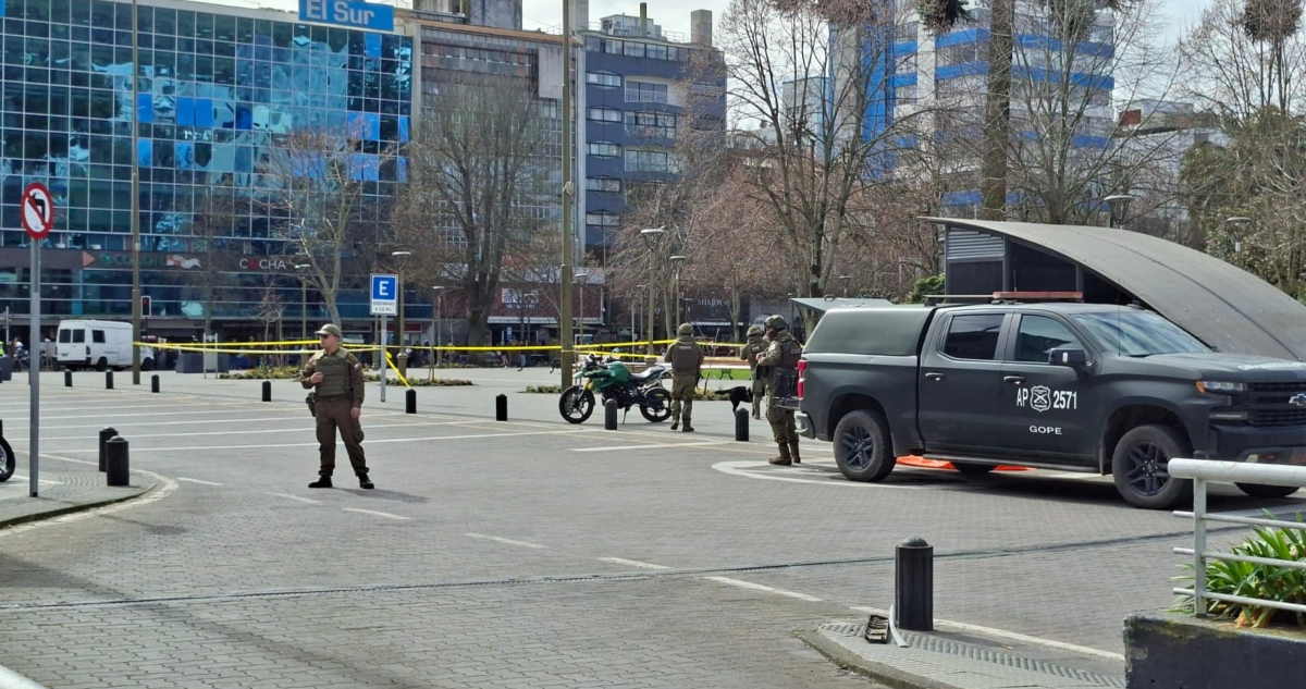 Operativo del GOPE por maleta abandonada en Plaza Independencia de Concepción