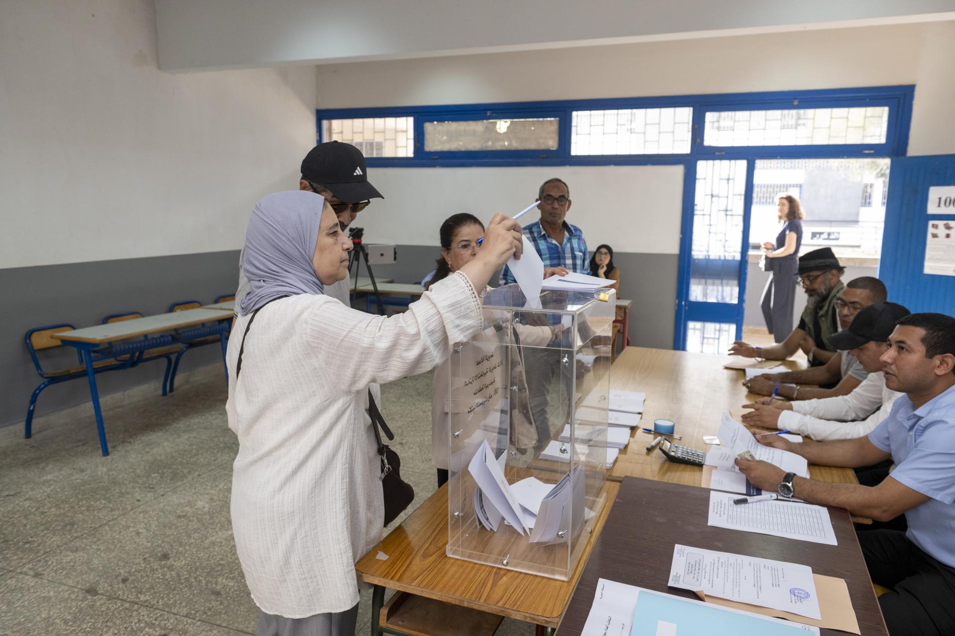 Una mujer emite su voto dentro de un colegio electoral en Rabat, Marruecos